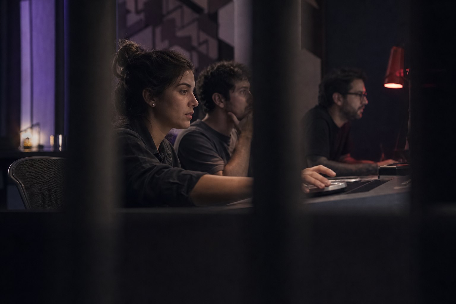 Equipe de vídeo revisando uma sequência com precisão.